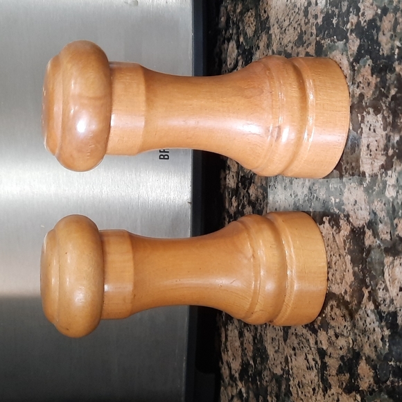 Mid-century Vintage wood salt and pepper shakers - Picture 1 of 4